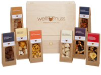Selektion von 8 wellnuss Premium Snacks in der Birkenholzbox