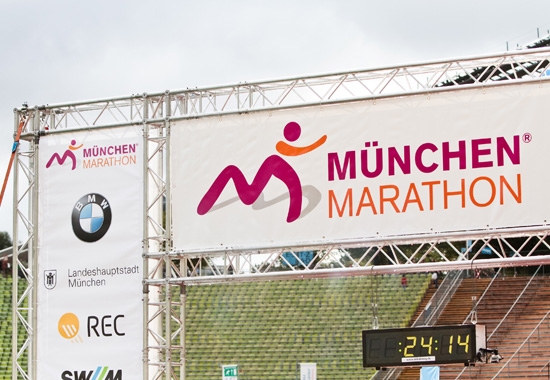 Banner im Zielbreich des München Marathon Banner im Zielbreich des München Marathon