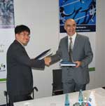 Kyung-il Lee, Saltlux und Niko Henschen, Across Systems, vereinbaren strategische Partnerschaft Kyung-il Lee, Saltlux und Niko Henschen, Across Systems, vereinbaren strategische Partnerschaft