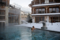 Warmer Panorama-Outdoorpool zum Rausschwimmen in den Schnee - Simone Ruzzenente (Post Alpina) Warmer Panorama-Outdoorpool zum Rausschwimmen in den Schnee - Simone Ruzzenente (Post Alpina)