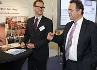 Minister Friedrich mit T. Grabbe, Senior Consultant bei InfoSecure (Bild  NürnbergMesse/T. Geiger)