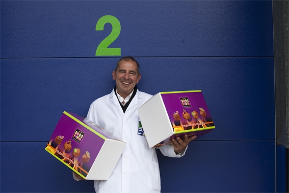 Burkhard Schulte, Inhaber von Gourmetfleisch.de, präsentiert die Kühlversandboxen, die aus einem sta