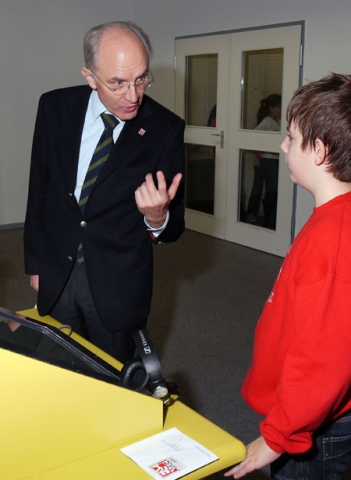 Kultus-Staatssekretär Heinz-Wilhelm Brockmann diskutiert mit einem jungen Besucher der EXPERIMINTA d