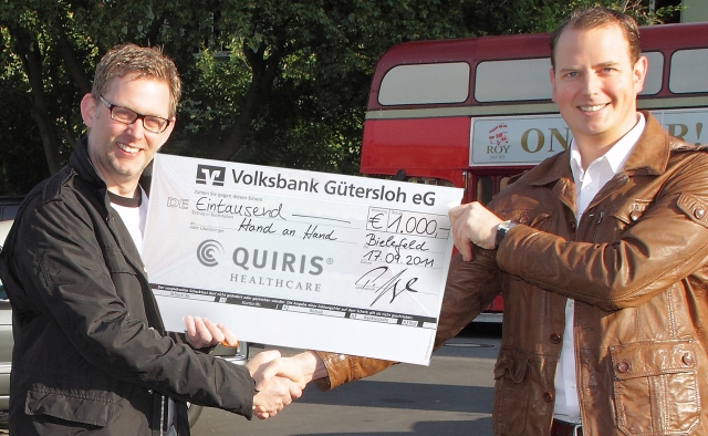 Hand an Hand? Tobias Havers (r.), Leiter Kommunikation,übergab die QUIRIS-Spende an Veranstalter Sve Hand an Hand? Tobias Havers (r.), Leiter Kommunikation,übergab die QUIRIS-Spende an Veranstalter Sve