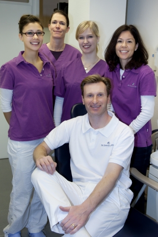 Das Praxis-Team von Dr. Charles A. Smith Das Praxis-Team von Dr. Charles A. Smith