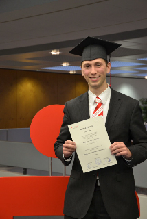 Jens Weißkichel von der Kreissparkasse Lauenburg mit seiner MBA-Urkunde. Jens Weißkichel von der Kreissparkasse Lauenburg mit seiner MBA-Urkunde.