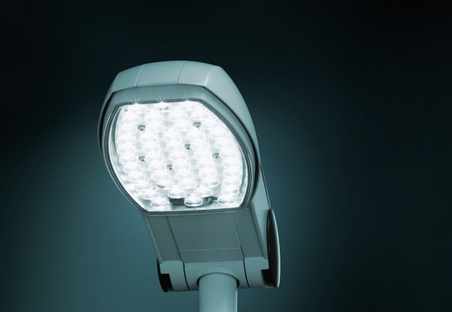 Die TRILUX Lumega 700 LED ermöglicht die Beleuchtung des gesamten Straßenraums und ist auch dank des