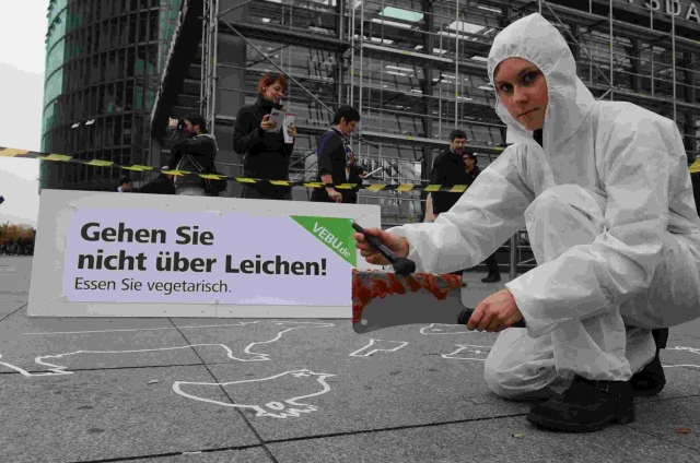 Vegetarierbund stellt Tatort mit Tieren nach Vegetarierbund stellt Tatort mit Tieren nach