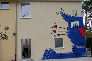 Unverkennbar wirkt die gelbe Fassade mit dem blauen Katzenkopf wie ein Wahrzeichen auf die Besucher.