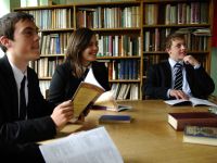 Internationale Schüler beim Lernen in der Bibliothek Internationale Schüler beim Lernen in der Bibliothek