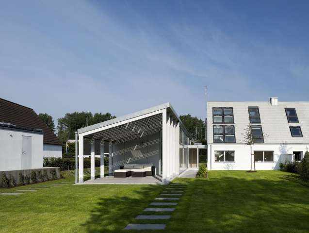 Moderne Architektur verbindet sich mit der städtebaulichen Idee der Siedlerhäuser: Das Bestandsgebäu Moderne Architektur verbindet sich mit der städtebaulichen Idee der Siedlerhäuser: Das Bestandsgebäu