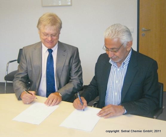 Karl-Heinz Hensel und Prinz Faisal bei der Vertragsunterzeichnung Karl-Heinz Hensel und Prinz Faisal bei der Vertragsunterzeichnung