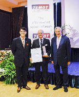 Alex Gelbcke, Vice President and General Manager, Aftermarket Europa empfängt den Award