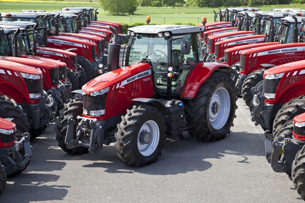 Massey Ferguson der neuen 7600-Baureihe im französischen Werk Beauvais Massey Ferguson der neuen 7600-Baureihe im französischen Werk Beauvais