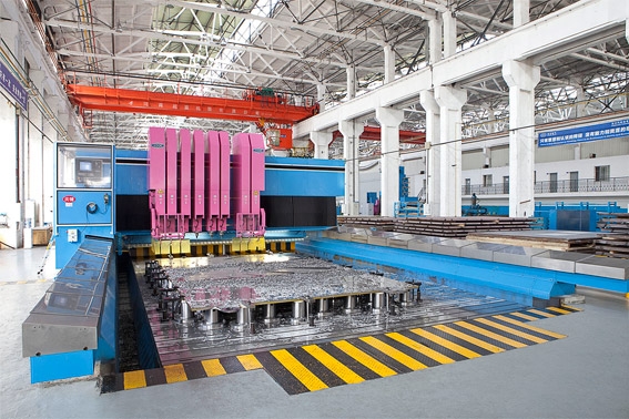 Führende Technologie: Mehrspindel-Bohr- und Fräsmaschine mit bis zu zwölf Spindeln. Führende Technologie: Mehrspindel-Bohr- und Fräsmaschine mit bis zu zwölf Spindeln.