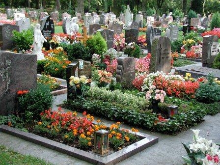 Mit der Sterbegeldversicherung kann man für ein würdiges Begräbnis vorsorgen.