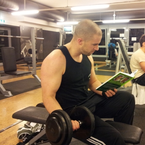 Selbst im Fitnessstudio ist das Social Media-Buch dabei