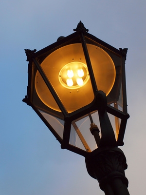 Schlaf bei Straßenlicht und laufendem Fernseher Schlaf bei Straßenlicht und laufendem Fernseher