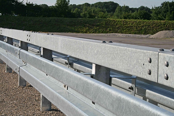 Leitplanken sorgen an Autobahnen für nachgebenden Schutz, der Leben rettet.