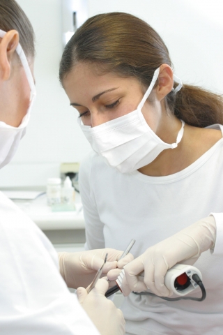 Zahnmedizinische Fachangestellte in Behandlungssituation Zahnmedizinische Fachangestellte in Behandlungssituation