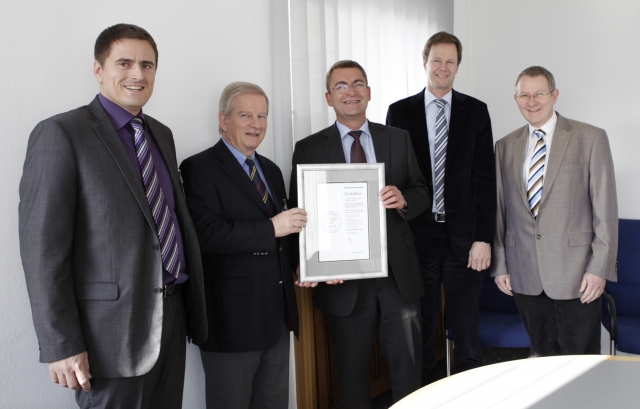 Creditreform Kundenbetreuer Andreas Müller und Geschäftsführer Gert Frieder Hainüberreichen CLOOS Ge Creditreform Kundenbetreuer Andreas Müller und Geschäftsführer Gert Frieder Hainüberreichen CLOOS Ge