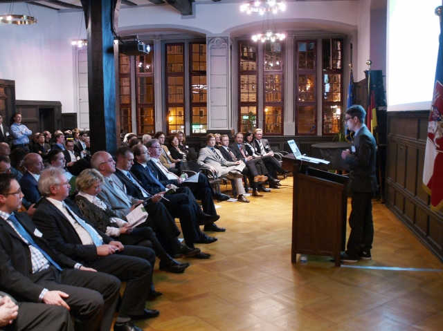 Wirtschaftsprofessor Dr. Michael Stephan führte durch den Abend. Wirtschaftsprofessor Dr. Michael Stephan führte durch den Abend.