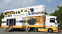 Auf zwei Ebenen präsentiert der imposante nanoTruck die Themenvielfalt nanotechnologischer Forschung