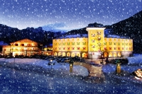 Außenaufnahme im Winter bei Nacht (Familien Erlebnis Hotel Post)