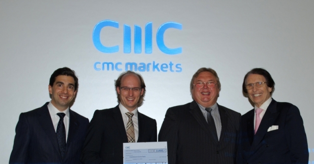 Das Bild zeigt von links nach rechts: Cem Dikmen, Geschäftsleiter von CMC Markets Deutschland undÖst Das Bild zeigt von links nach rechts: Cem Dikmen, Geschäftsleiter von CMC Markets Deutschland undÖst