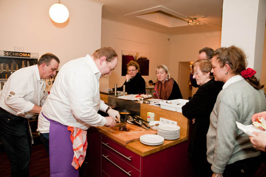 Firmenfeier – Gemeinsam kochen in der Kochlounge Mietküche als Firmenevent. Weihnachtsfeier Firmenfeier – Gemeinsam kochen in der Kochlounge Mietküche als Firmenevent. Weihnachtsfeier