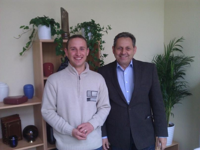 Franchisenehmer Alexander Topf (li) mit Harald Deininger von ANUBIS-Tierbestattungen.