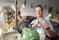 Manuela Köhler prüft Schliff und Goldrand der vier Mustergläser für den omanischen Sultan. Manuela Köhler prüft Schliff und Goldrand der vier Mustergläser für den omanischen Sultan.