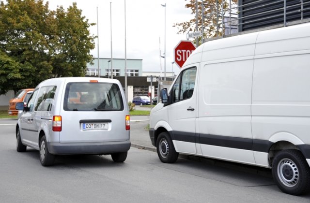 Keine Zeit und schnell mal in der zweiten Reihe parken? Keine gute Idee! Wer anderen Verkehrsteilneh