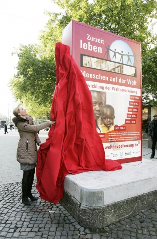 Bettina Wulff enthüllt die Weltbevölkerungsuhr Bettina Wulff enthüllt die Weltbevölkerungsuhr