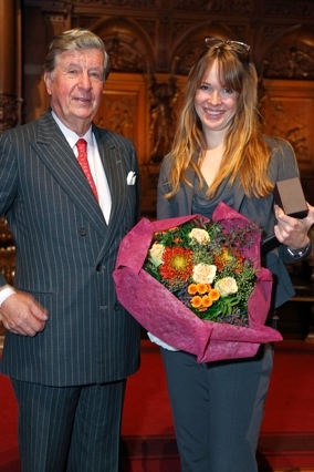 Zweiter Platz beim Darboven IDEE-Förderpreis 2011: Albert Darboven gratuliert am 10. November 2011 i