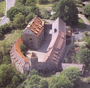 Die Akademie BURG FÜRSTENECK aus der Luft Die Akademie BURG FÜRSTENECK aus der Luft