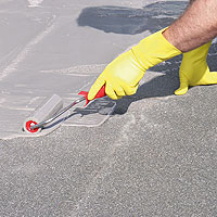 Zwei Mal auftragen – fertig! Garagensanierung kostengünstig selber machen.
