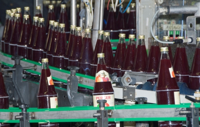Durch Einbau eines neuen Rückkühlersystems mindert die Bio-Kelterei Perger Säfte seine CO2-Emmisione Durch Einbau eines neuen Rückkühlersystems mindert die Bio-Kelterei Perger Säfte seine CO2-Emmisione