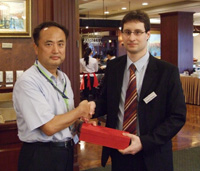 Avision Präsident Herr Sheng überreicht den Award an Herrn Rebe Geschäftsführer von ExactCODE GmbH Avision Präsident Herr Sheng überreicht den Award an Herrn Rebe Geschäftsführer von ExactCODE GmbH