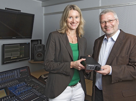 Prof. Dagmar Birwe und Norbert Lehmann imÜ-Wagen des IMM Düsseldorf Prof. Dagmar Birwe und Norbert Lehmann imÜ-Wagen des IMM Düsseldorf