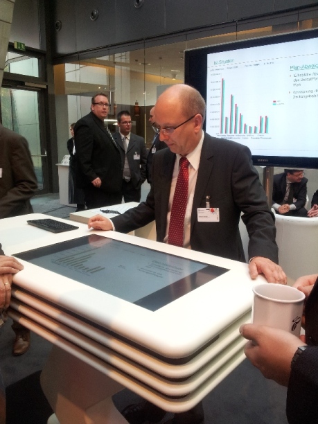 Der Besuchermagnet am Performance Messestand von Woodmark: Der MT Planungs- und Reportingtisch.