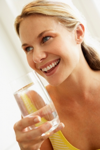 revos: Frau beim Wasser trinken revos: Frau beim Wasser trinken