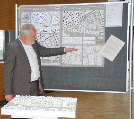 Dipl.-Ing. Helmut Mohr erläutert den Wettbewerbsentwurf Dipl.-Ing. Helmut Mohr erläutert den Wettbewerbsentwurf