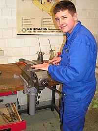 David kann sich in der Metallwerkstatt des Jugenddorfes ausprobieren (Bild: wort.laut). David kann sich in der Metallwerkstatt des Jugenddorfes ausprobieren (Bild: wort.laut).