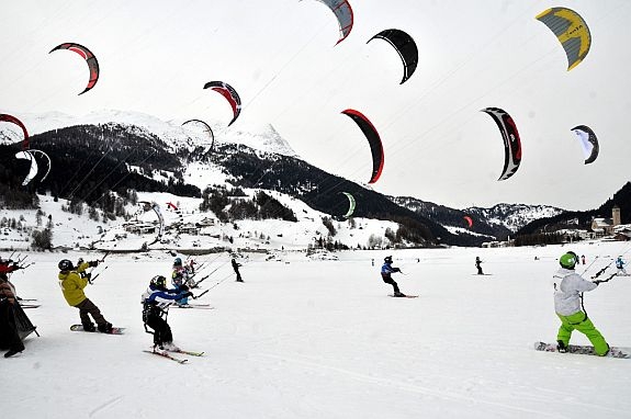 Die Teilnehmer beim Start vom Race - European Championship Snowkiten