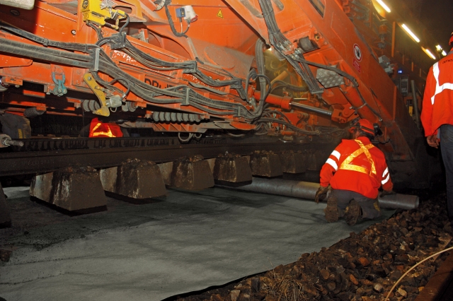 Frankreich, Eisenbahnstrecke Moret/Veneux-les-Sablons - Lyon: Einbau von DuPontTM Typar® SF, einem G