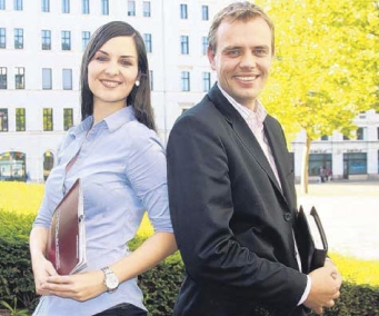 Immoscoring-Mitarbeiterin Leila Omerovic und Geschäftsführer Hagen Lehmann blicken optimistisch in d Immoscoring-Mitarbeiterin Leila Omerovic und Geschäftsführer Hagen Lehmann blicken optimistisch in d