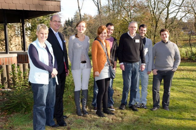 MedCoNet CEO von Entress (links) besucht?seine? Kursteilnehmer im Sprachcamp des Lucy-Romberg-Hauses