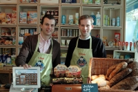 Die Gründer von „Emmas Enkel“, Sebastian Diehl und Benjamin Brüser, im Ladenlokal in Düsseldorf. Die Gründer von „Emmas Enkel“, Sebastian Diehl und Benjamin Brüser, im Ladenlokal in Düsseldorf.