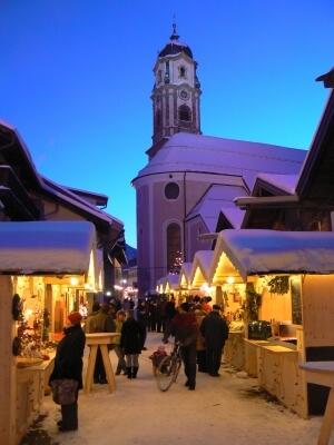 Christkindlmarkt im Geigenbauort Mittenwald am Fuße des Karwendel Christkindlmarkt im Geigenbauort Mittenwald am Fuße des Karwendel